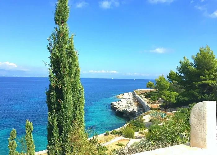 Dinos Willa Tranakatika